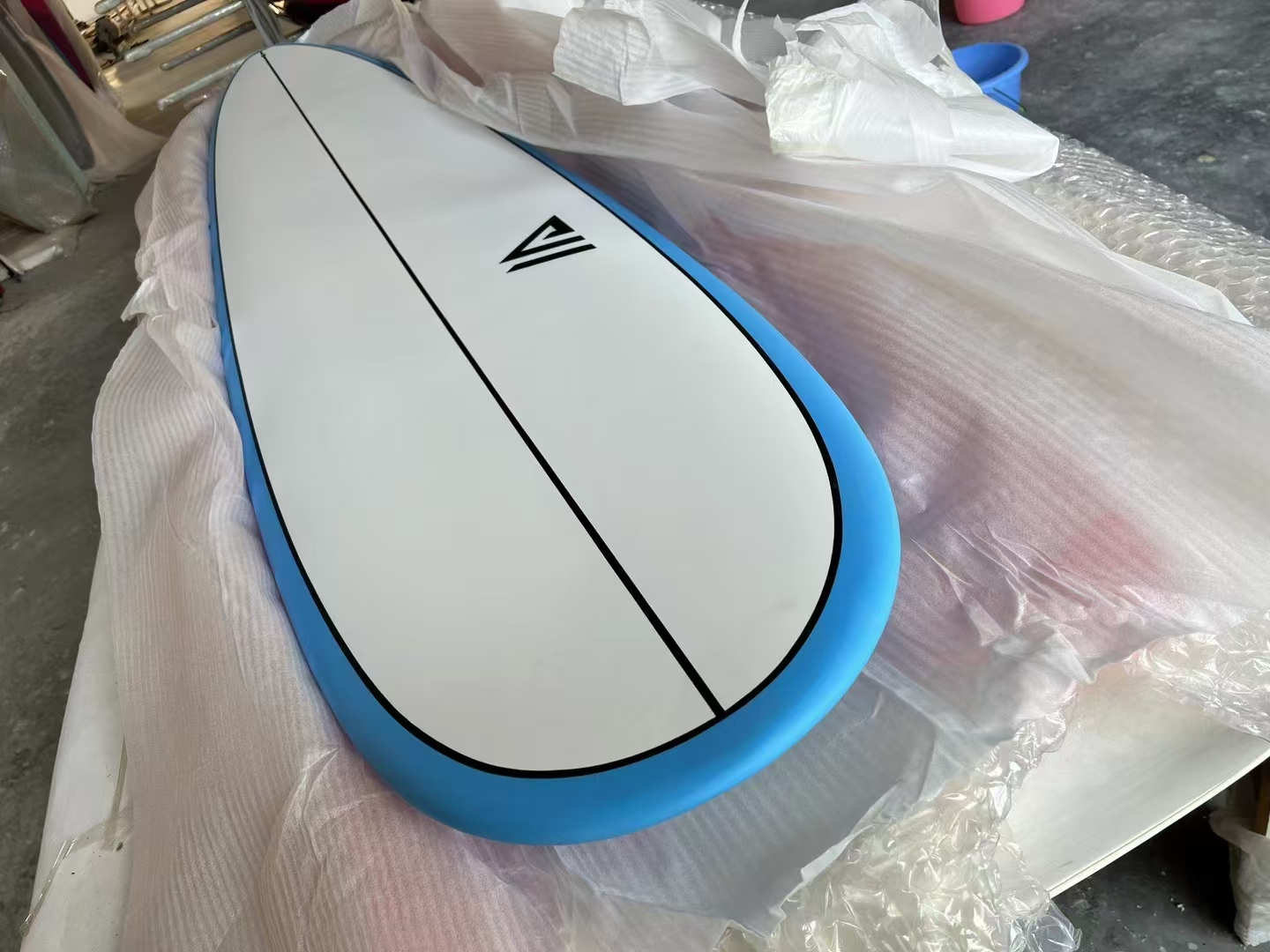 Pilih Papan Selancar yang Tepat: Mengapa Material Epoxy dan Carbon Fiber Bisa Meningkatkan Permainan Anda